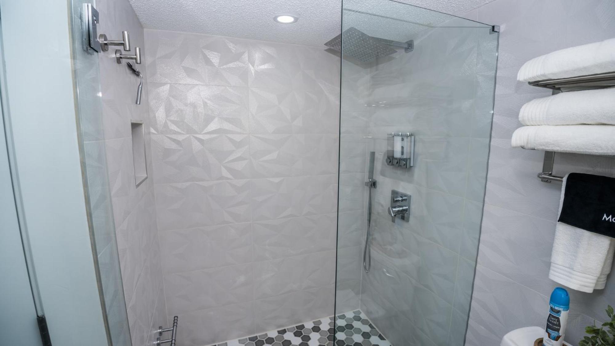 New Rental - 3Br 3Ba Corner Beachfront - 2024 Remodel - 3 Pools, Tiki Hut, Gym, Tennis Panama City Beach Zewnętrze zdjęcie